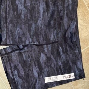 IAB 5 inch no ride camo black size small(6) shorts never worn.